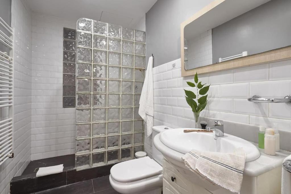 Magnificent 4 Bedroom In Eixample Apartament